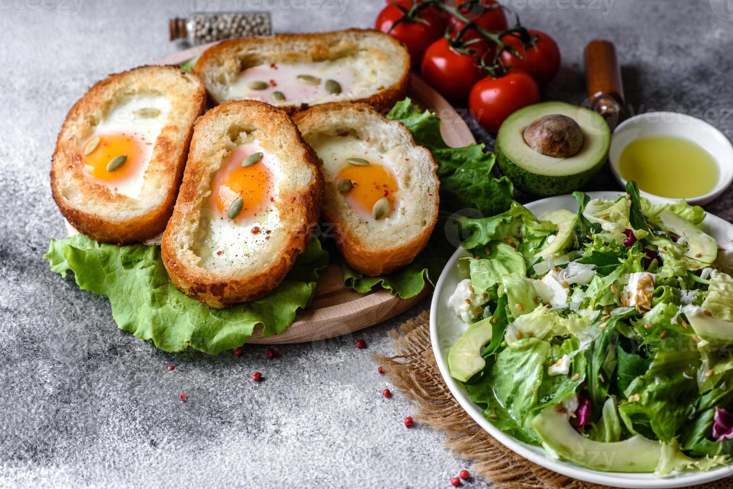 utsökt frukost med grymtande, ägg, avokado och körsbärstomater foto