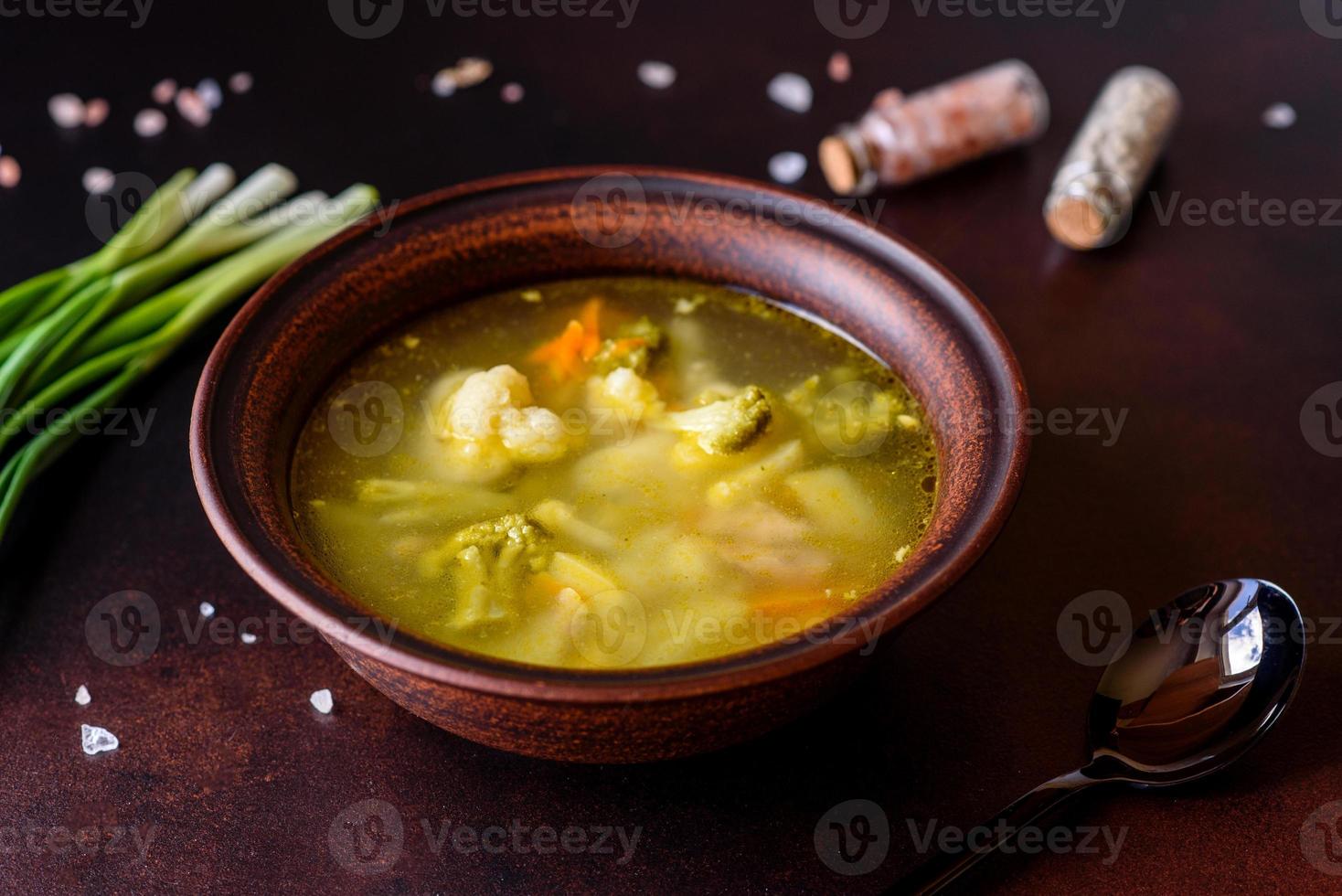 färsk vegansk soppa med broccoli, blomkål, sparris och morötter foto