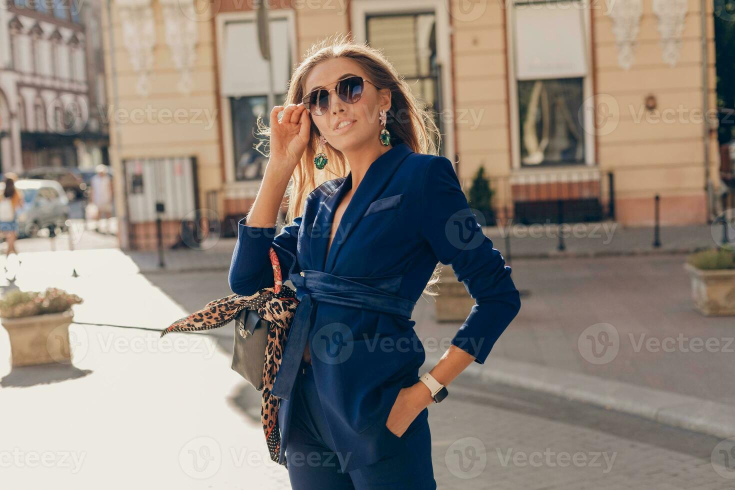 elegant attraktiv kvinna bär blå eleganta kostym gående i gata foto