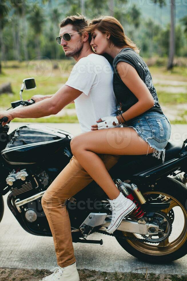 ung par i kärlek, ridning en motorcykel, kram, passion, fri anda foto
