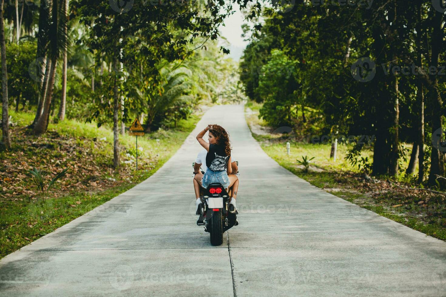 ung par i kärlek, ridning en motorcykel, kram, passion, fri anda foto