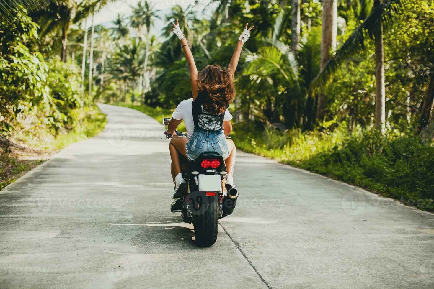 ung par i kärlek, ridning en motorcykel, kram, passion, fri anda foto