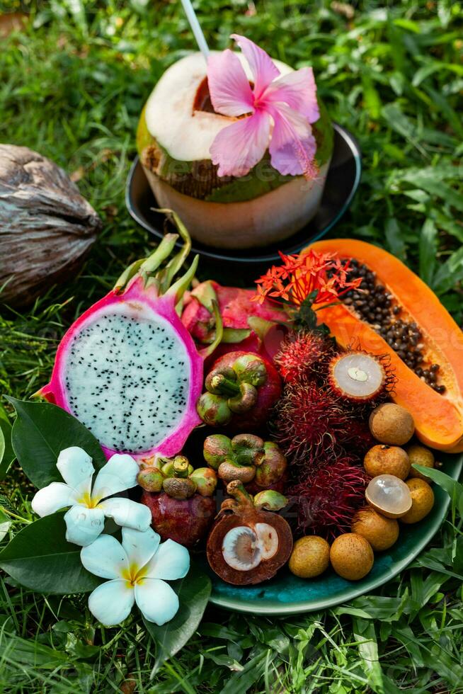 tropisk frukt av Asien område thailand på gräs foto