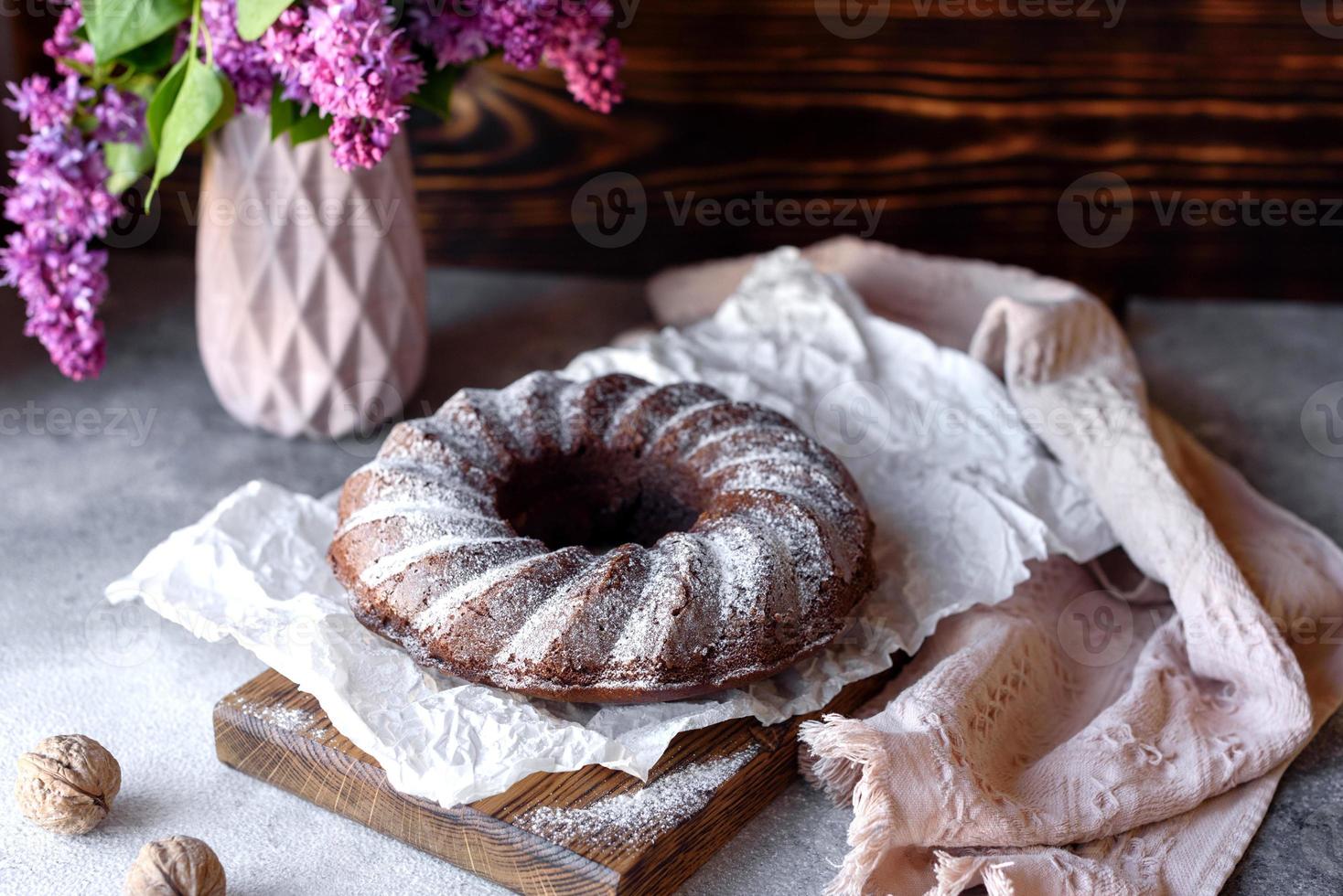 rund chokladkaffekaka med russin och vallmo foto