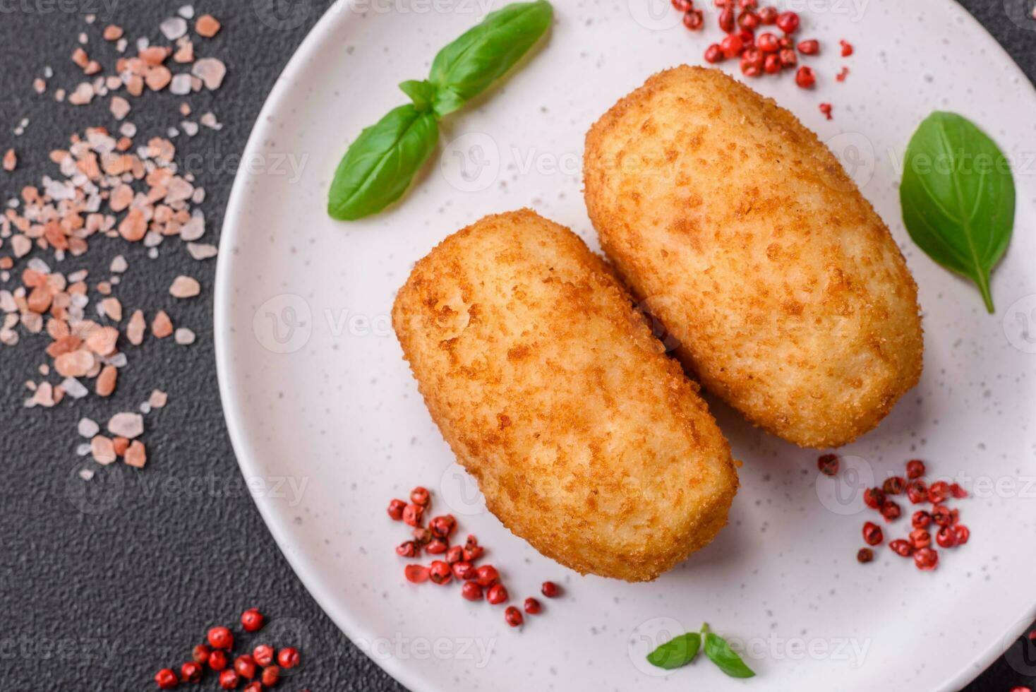 utsökt bakad potatis kotlett fylld med kyckling och grönsaker, kryddor och salt foto