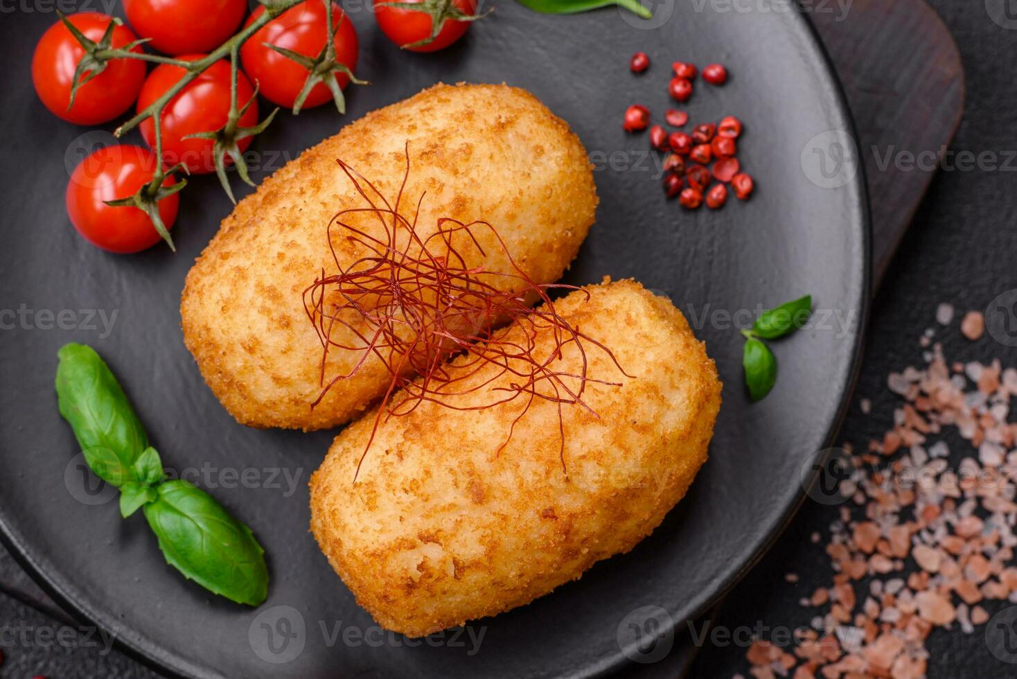 utsökt bakad potatis kotlett fylld med kyckling och grönsaker, kryddor och salt foto