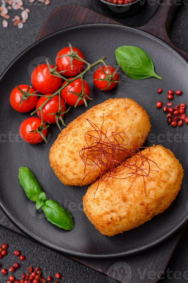 utsökt bakad potatis kotlett fylld med kyckling och grönsaker, kryddor och salt foto