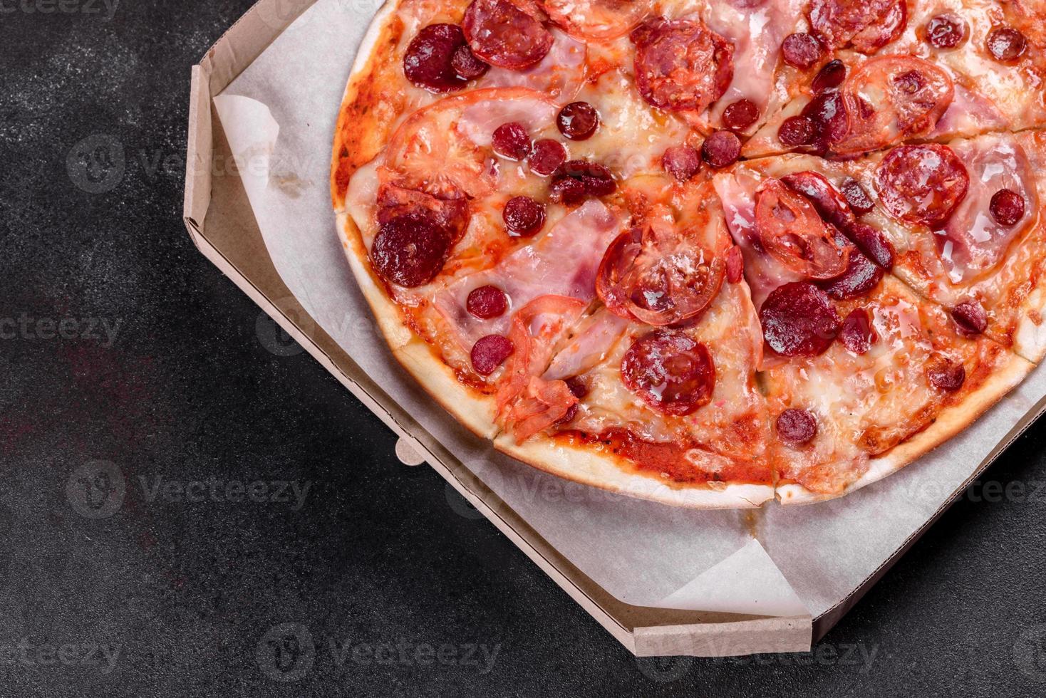 pepperoni pizza med mozzarellaost foto