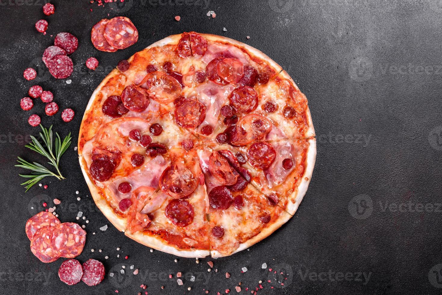 pepperoni pizza med mozzarellaost foto