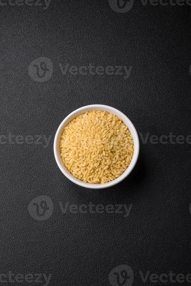 rå hela spannmål orzo pasta som ett ingrediens för en utsökt maträtt foto