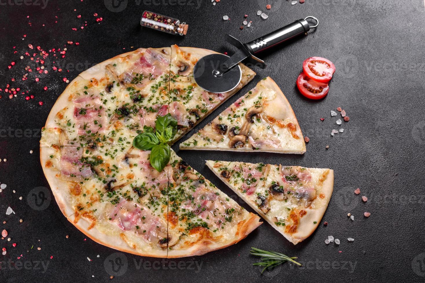 färsk varm pizza med bacon, lök, gröna och tomater foto