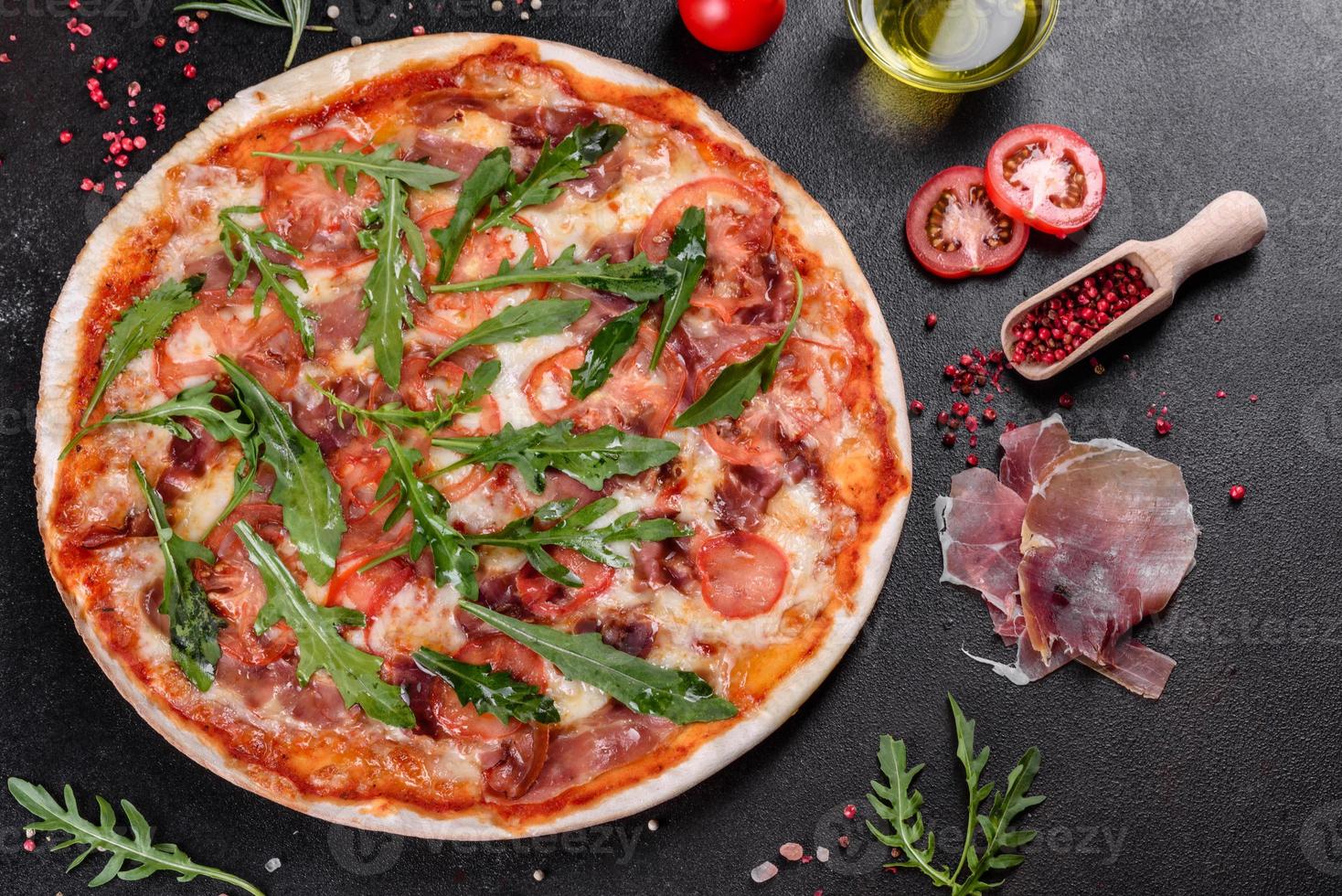 färsk pizza bakad i ugnen med ruccola, salami foto