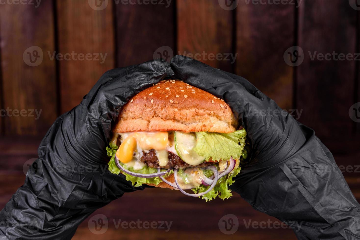 välsmakande grillad hemlagad hamburgare med nötkött, tomat, ost foto