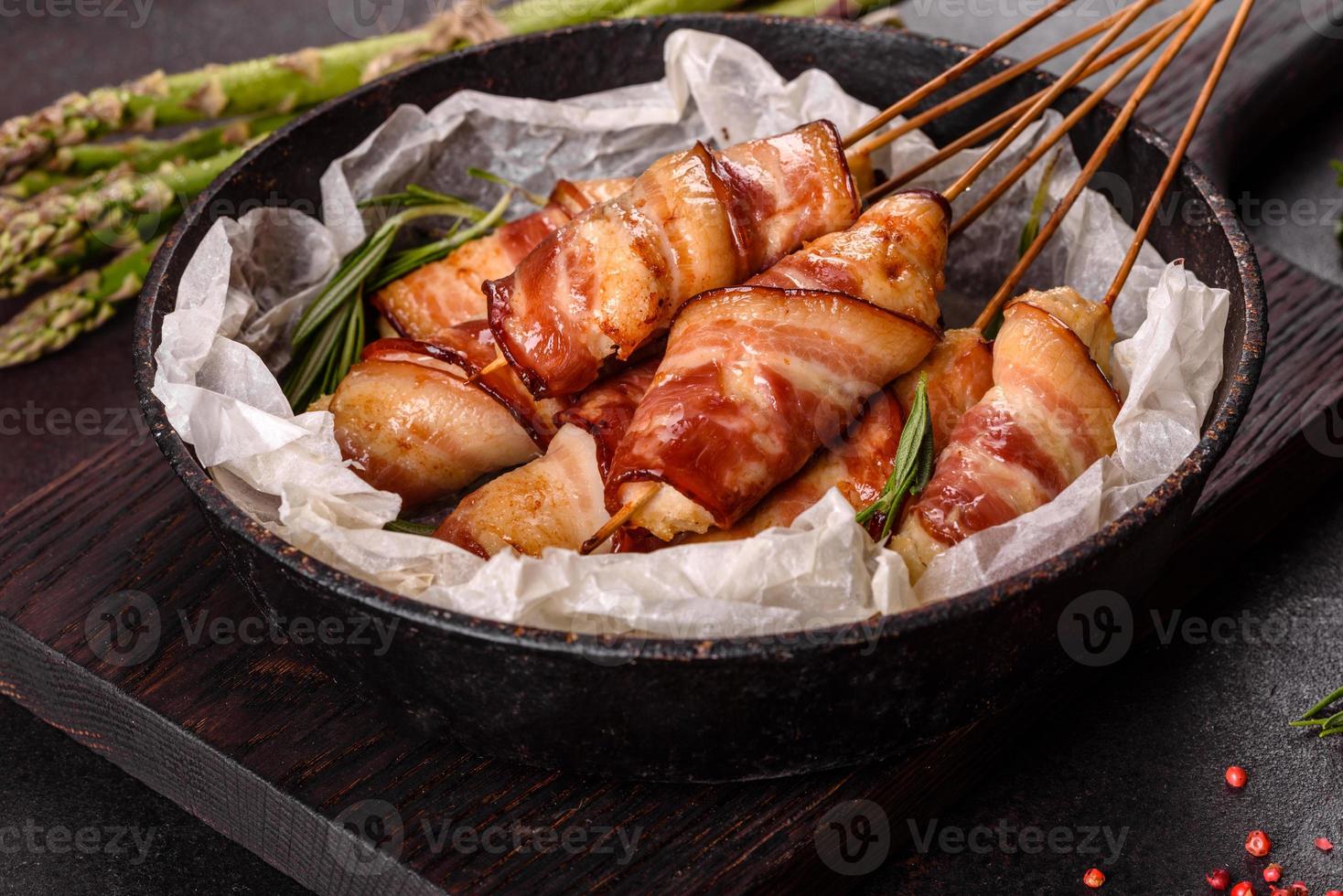 rulla med bacon och kycklingfärs på en gryta med färsk sparris foto