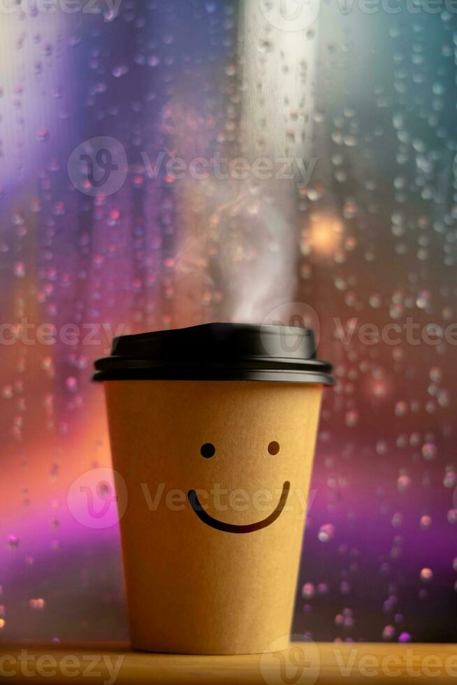 njuter de harmoni liv, optimistisk sinne begrepp. leende ansikte på kaffe kopp. Lycklig humör även om dålig regnig dag. lugn, balansering sinne, själ och anda. mental hälsa öva foto