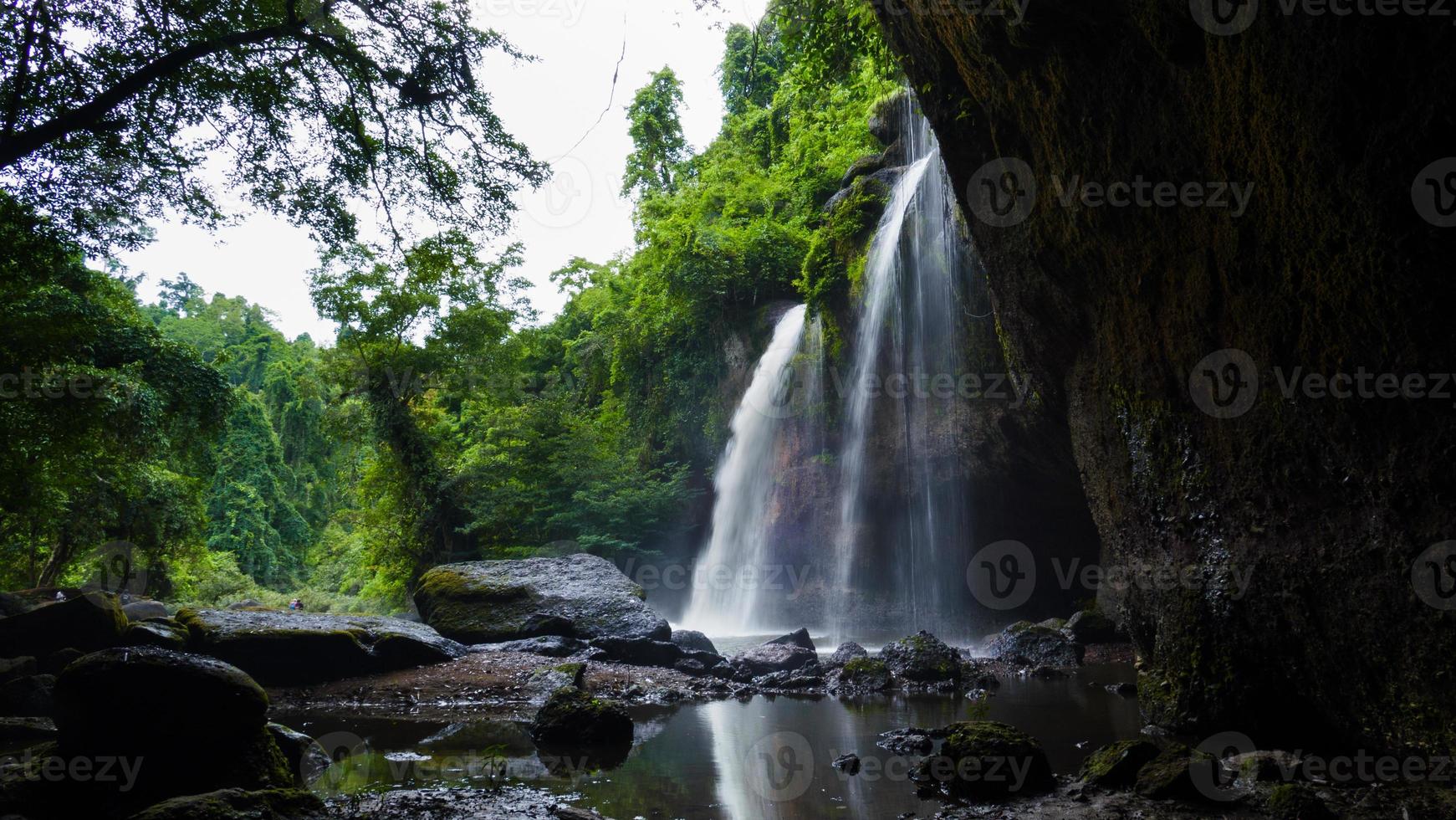 Hew suwat vattenfall i tropisk regnskog foto