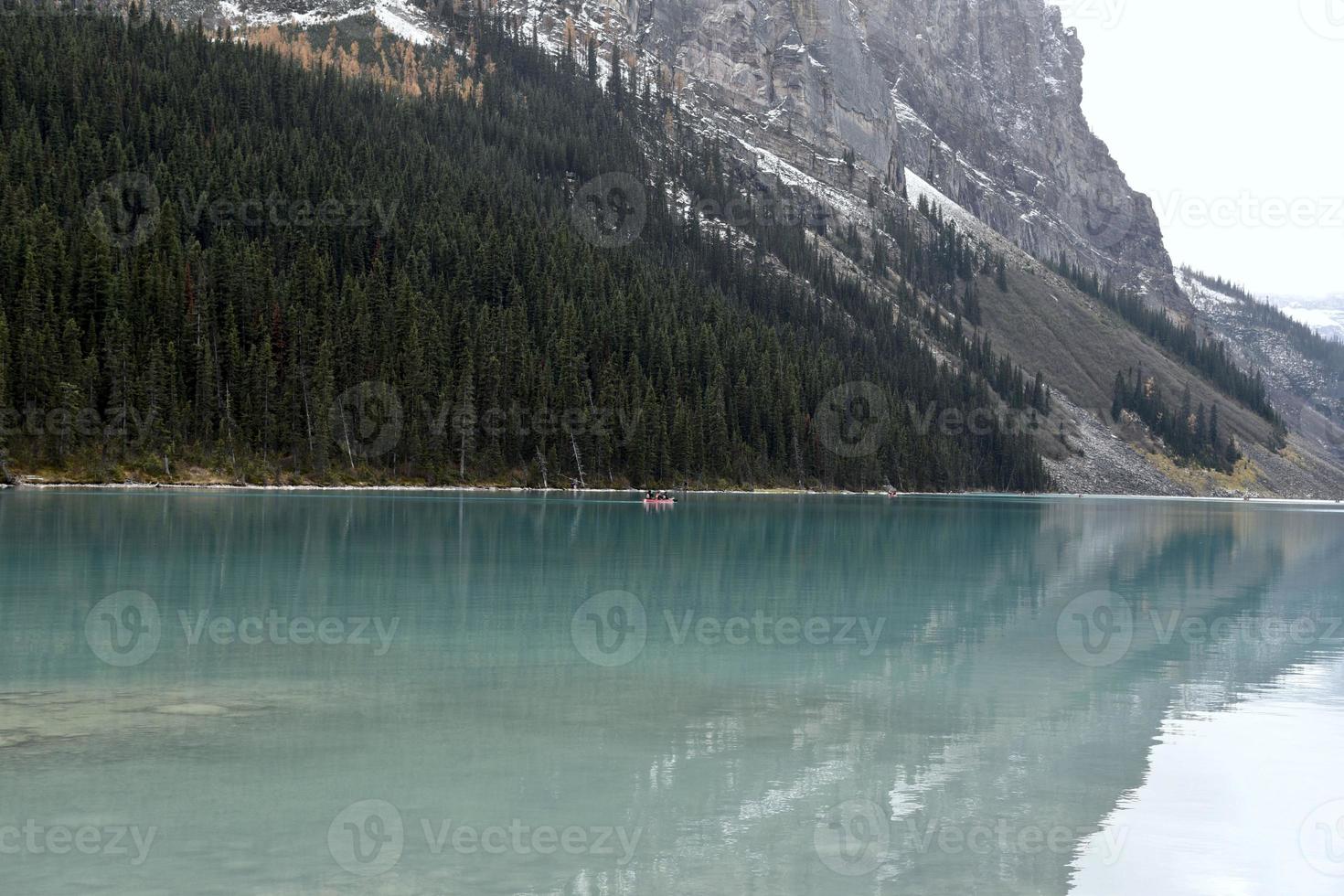 paddla kanot vid sjön louise foto