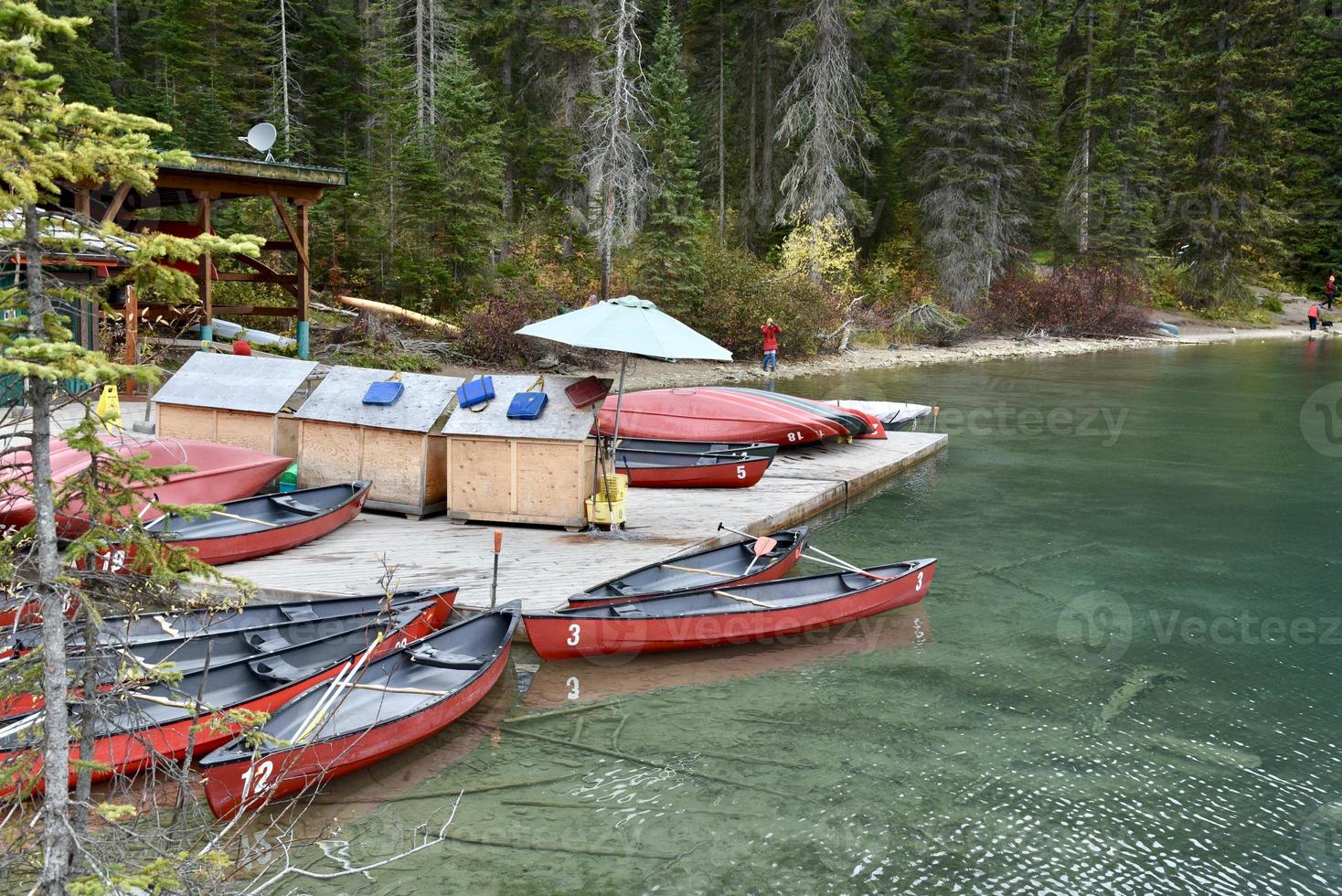 kanoter att hyra vid Emerald Lake foto