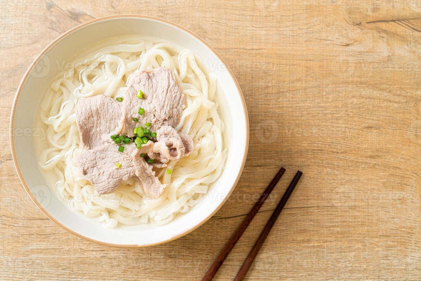 hemgjorda udon ramen nudlar med fläsk i klar soppa foto