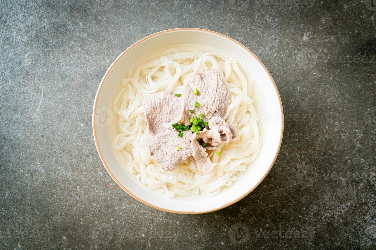 hemgjorda udon ramen nudlar med fläsk i klar soppa foto