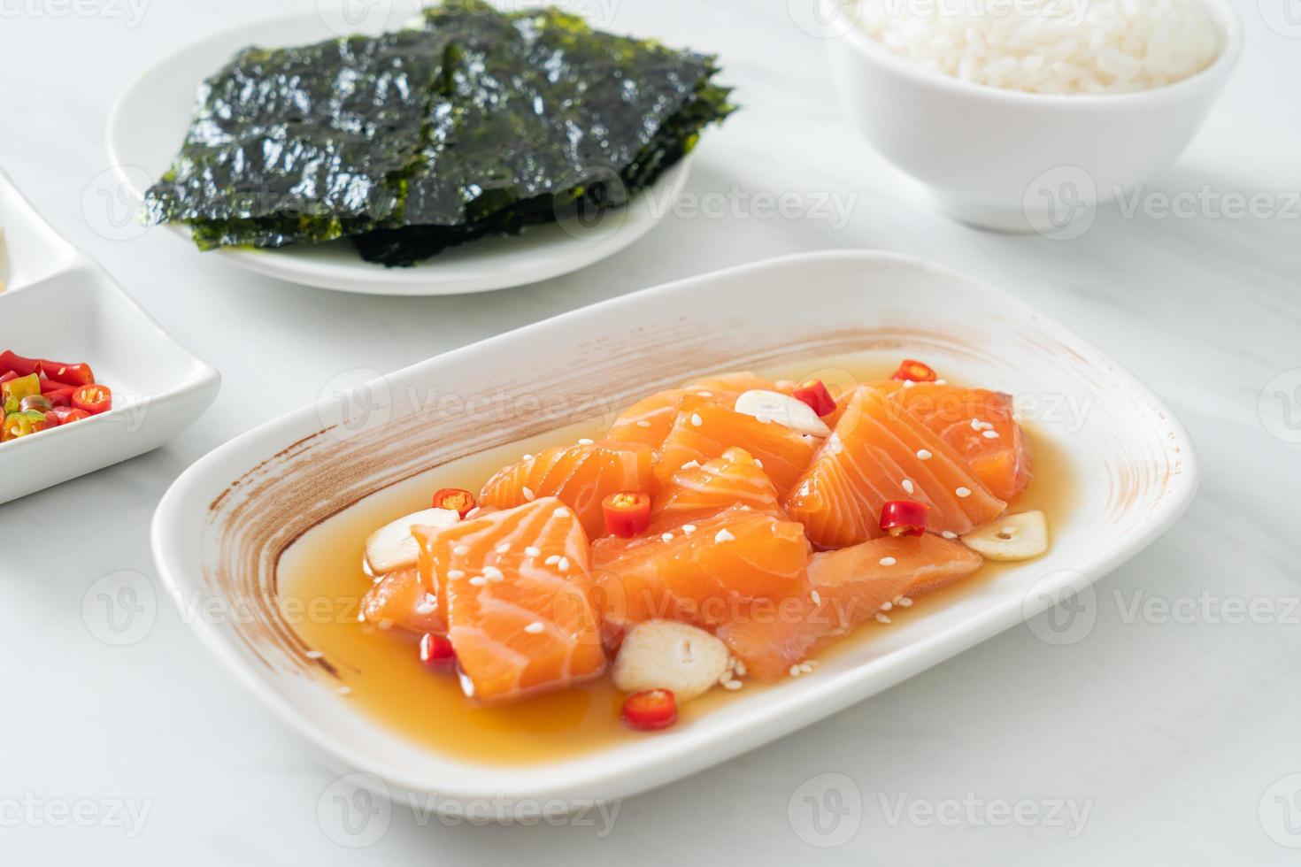 färsk lax råmarinerad shoyu eller laxinlagd sojasås - asiatisk matstil foto