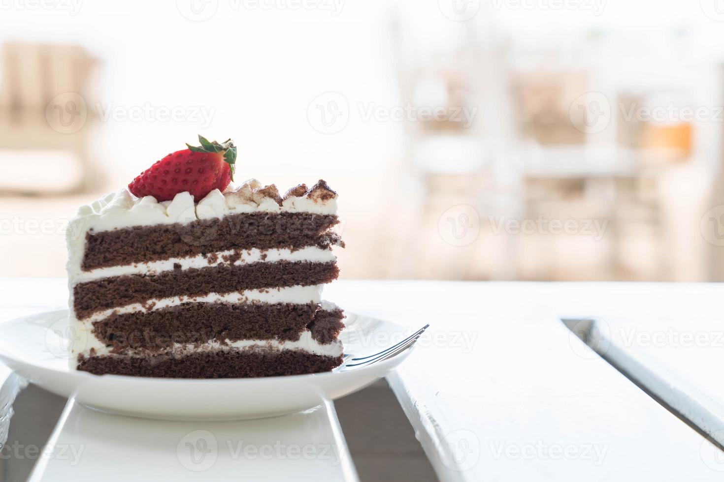 vanilj- och chokladkaka med jordgubbe på café foto