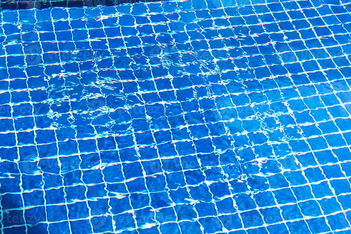 blått rippat vatten i poolen foto