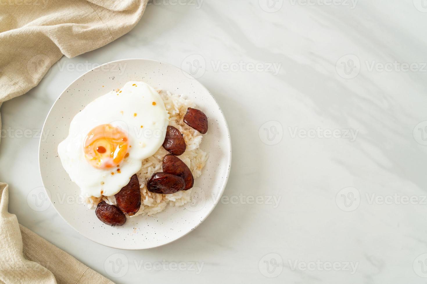 ris med stekt ägg och kinesisk korv - hemlagad mat i asiatisk stil foto