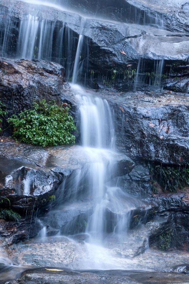 vatten rinner vid ett vackert vattenfall foto