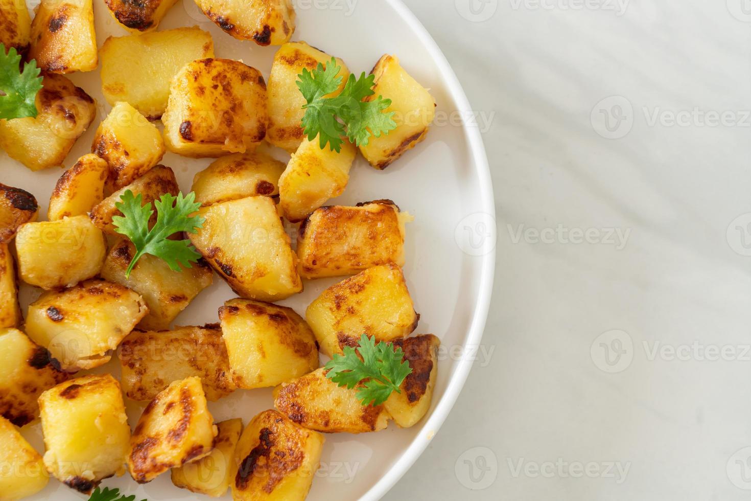 rostad eller grillad potatis på tallriken foto