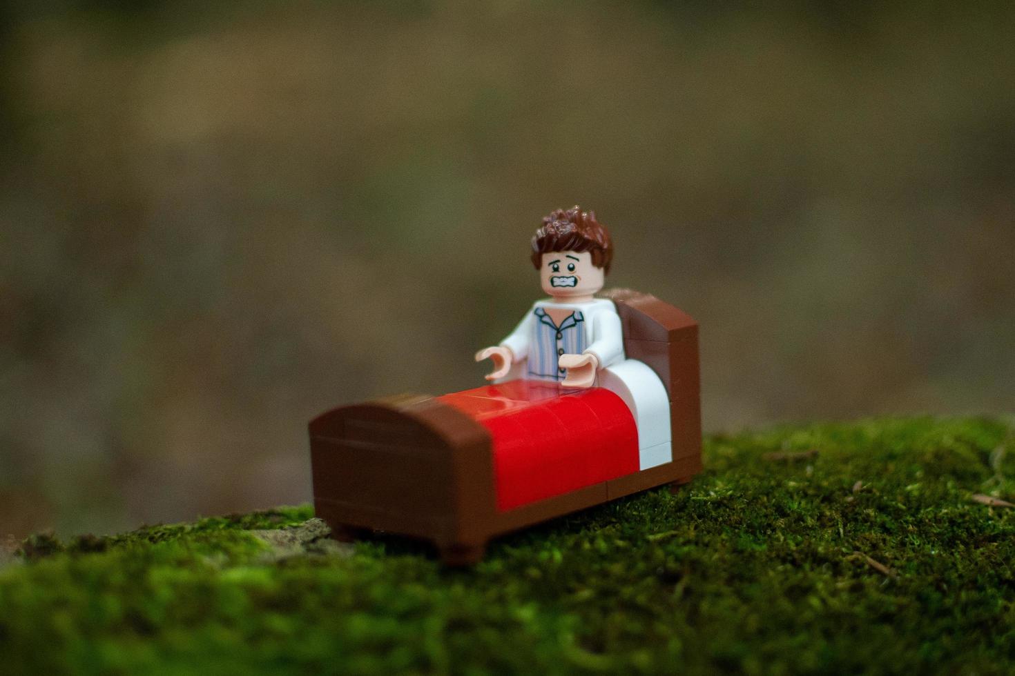 Warszawa - maj 2020 - lego minifigur i sängen efter mardröm foto