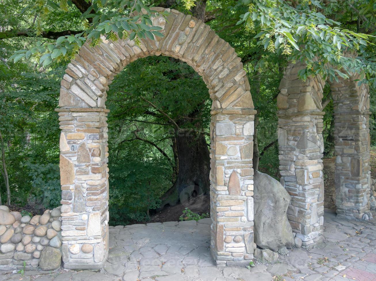 sten dekorativ båge i parken foto