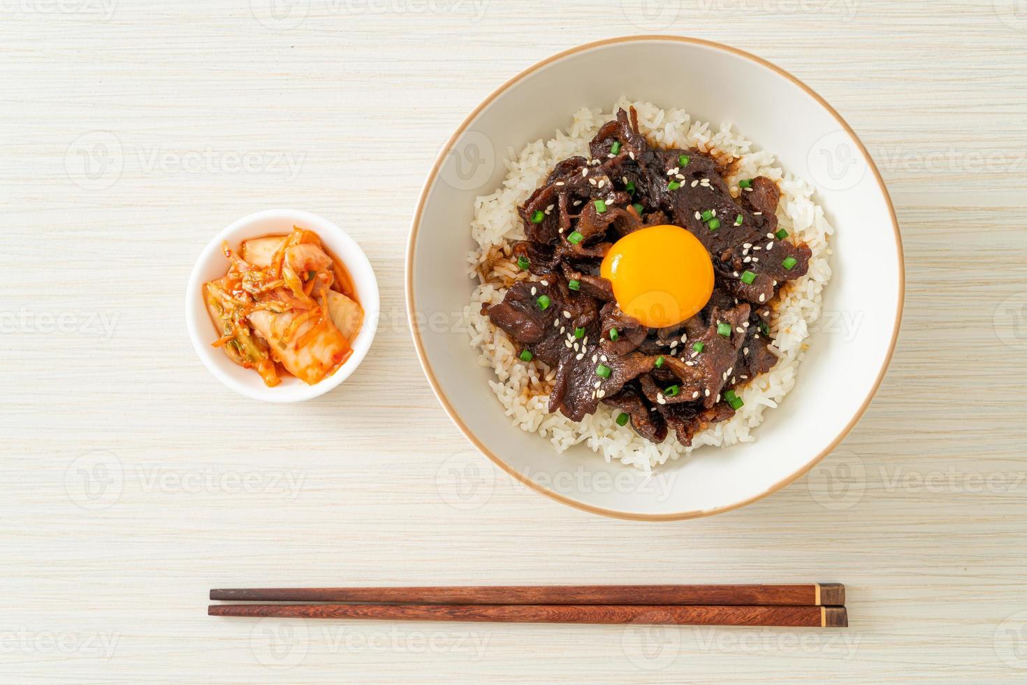 ris med sojasmaksatt fläsk eller japanskt fläskdonburi foto