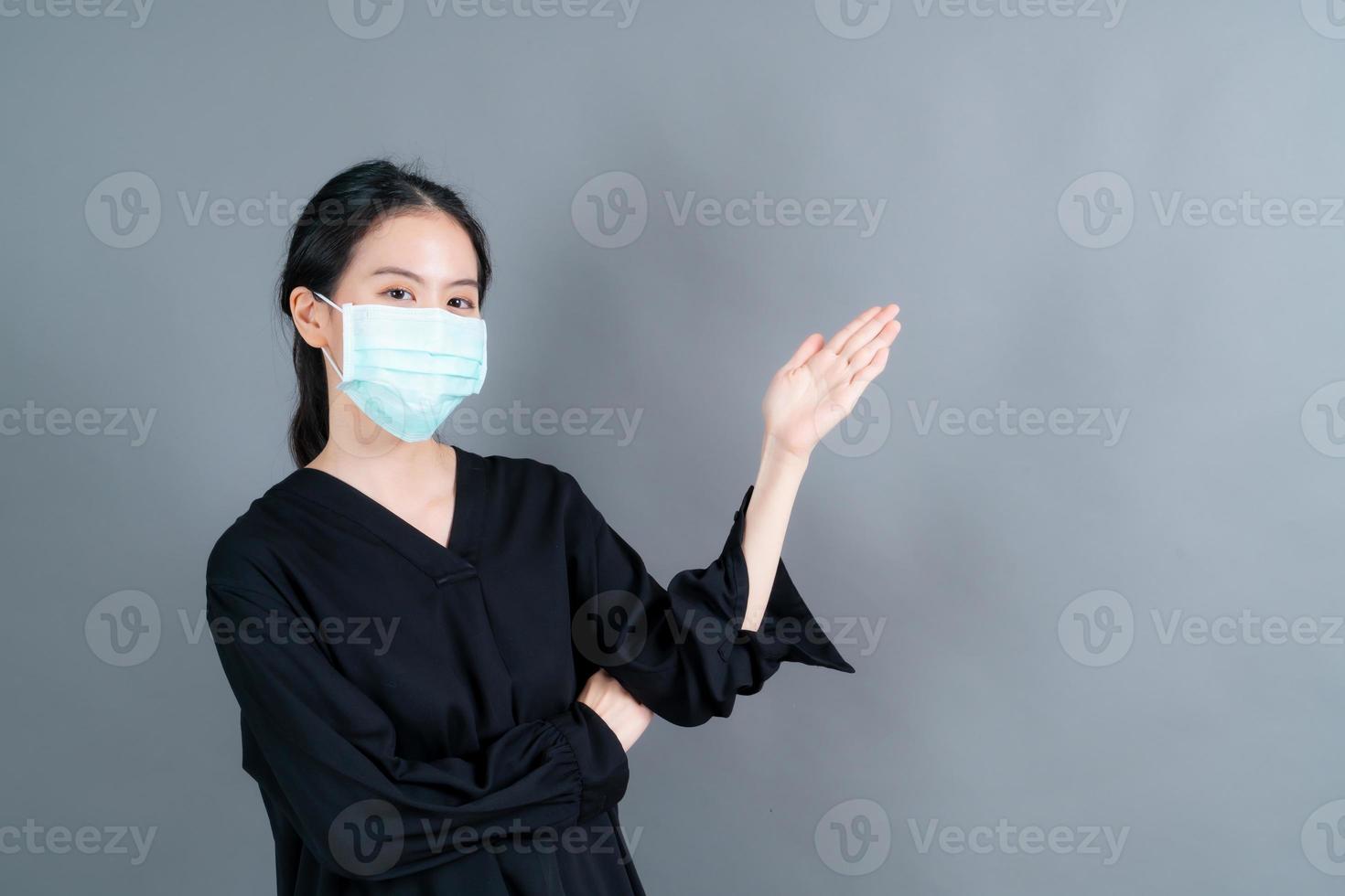 asiatisk kvinna som bär medicinsk ansiktsmask skyddar filterdamm pm2.5 foto