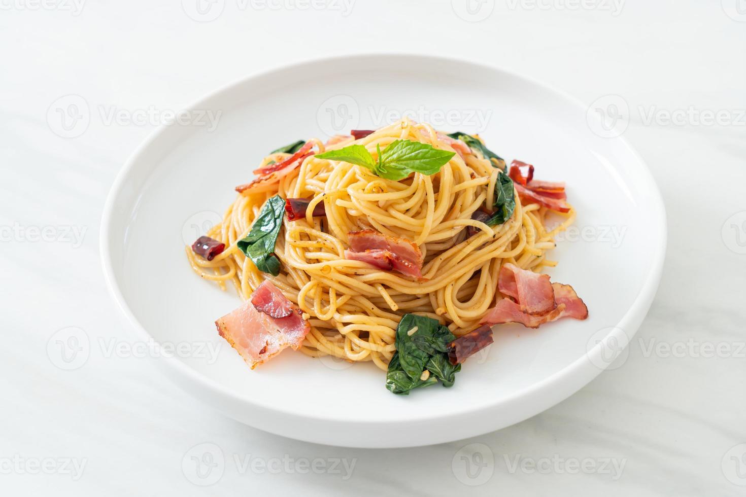 stekt spaghetti med torkad chili och bacon foto