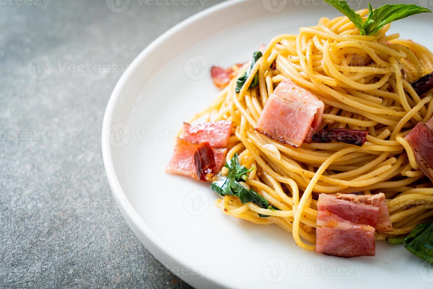 stekt spaghetti med torkad chili och bacon foto