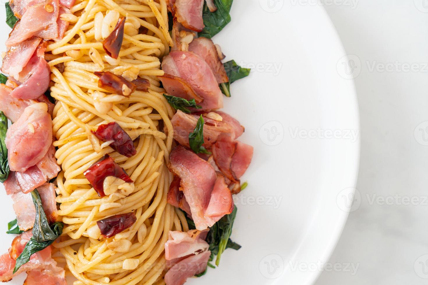 stekt spaghetti med torkad chili och bacon foto