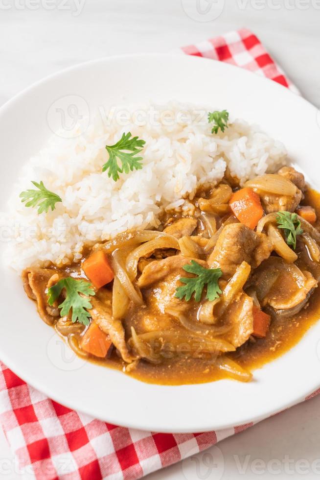 japanskt curryris med skivat fläsk, morot och lök foto