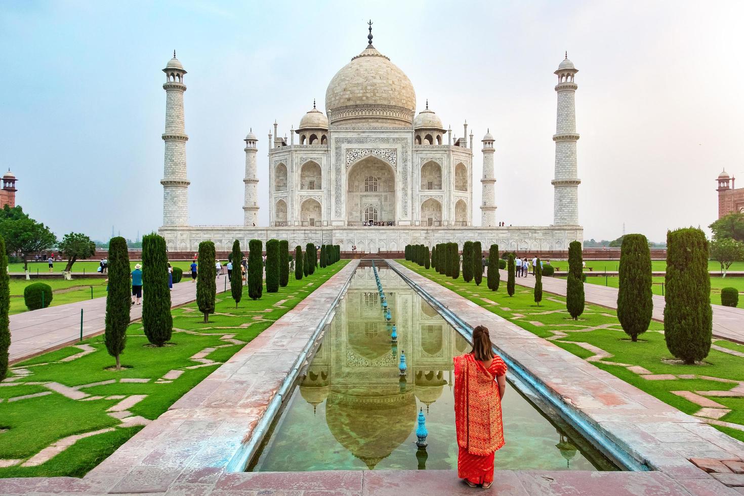 en kvinna som står framför taj mahal, ett elfenbensvitt marmormausoleum på yamunaflodens södra strand i agra, uttar pradesh, indien. ett av världens sju underverk. foto