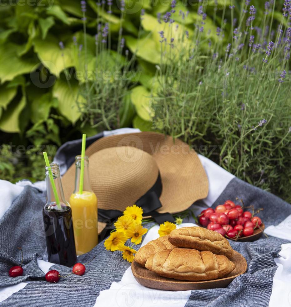 sommar picknick i lavendel fält. foto