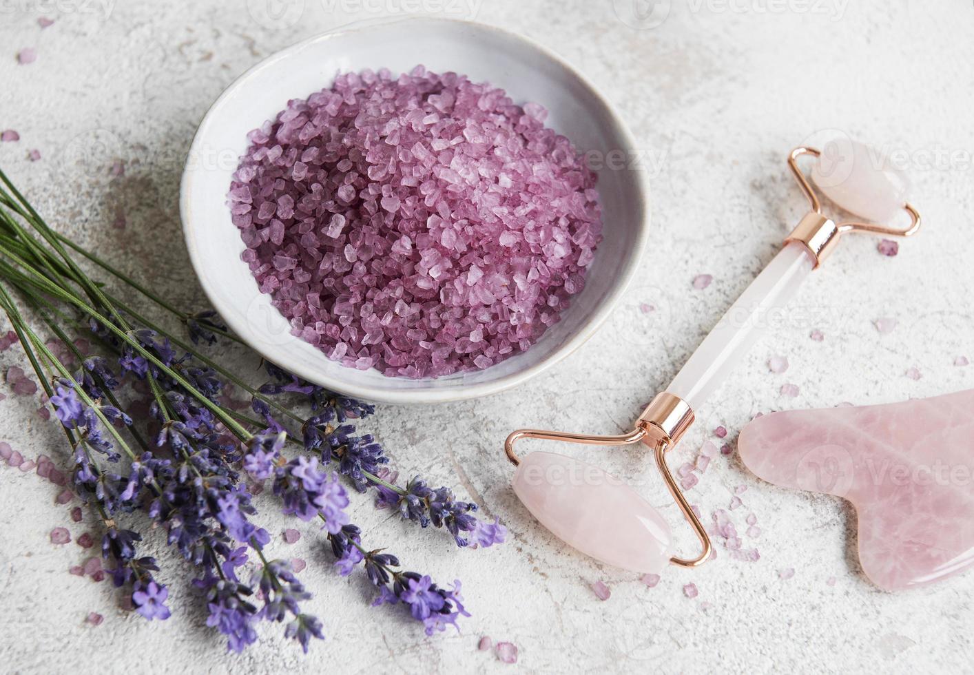 uppsättning naturlig ekologisk spa -kosmetika med lavendel. foto