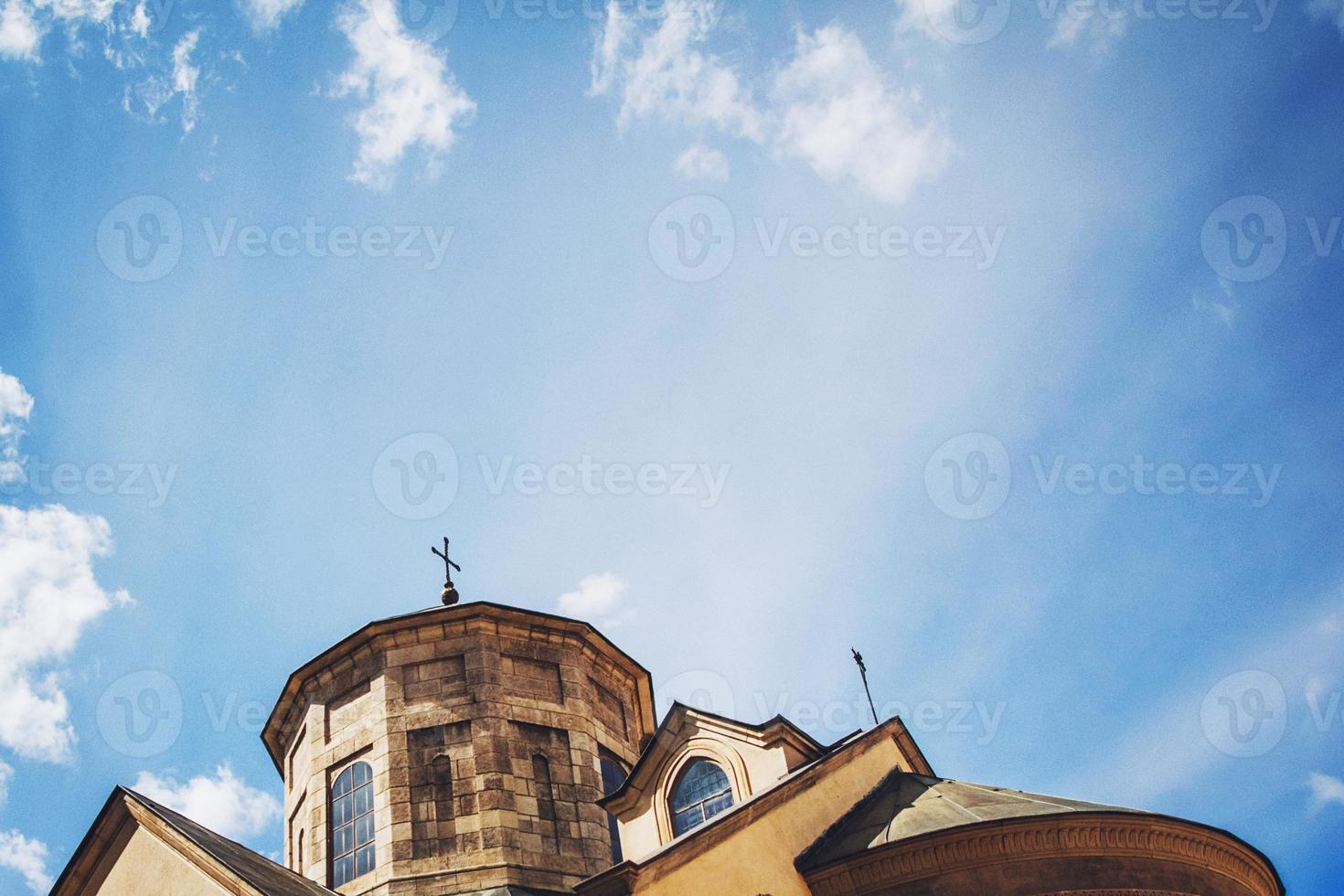 kyrklig religion konceptbild. kyrka med en blå himmel bakgrund foto