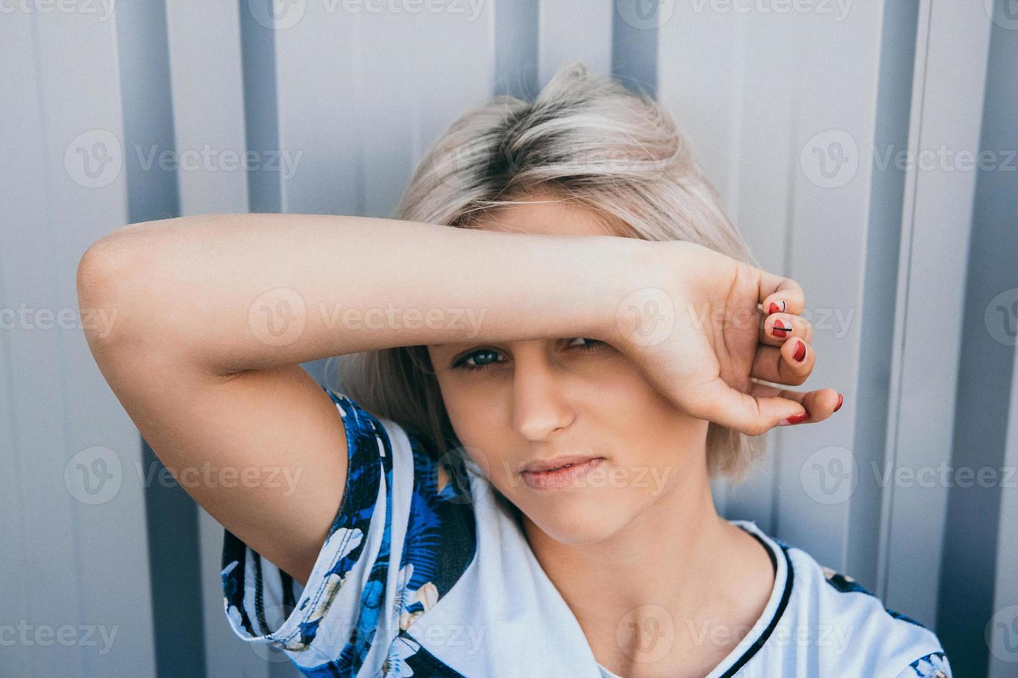 porträtt av söt tjej med vit kort frisyr foto