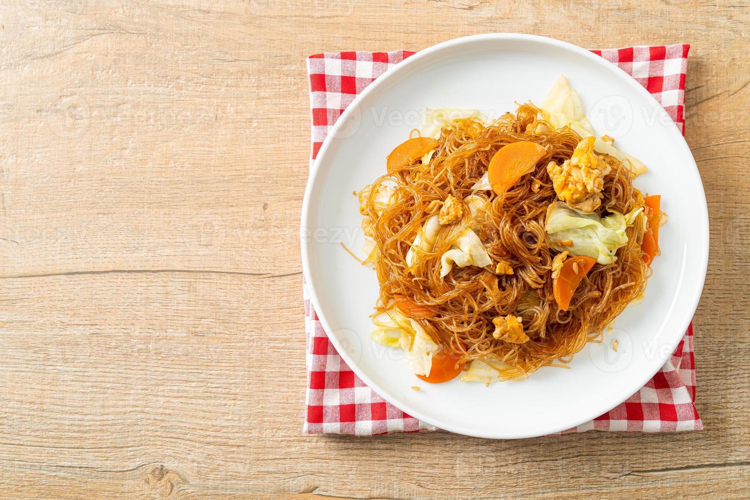 stekt vermicelli med kål, morot och ägg - vegansk matstil foto