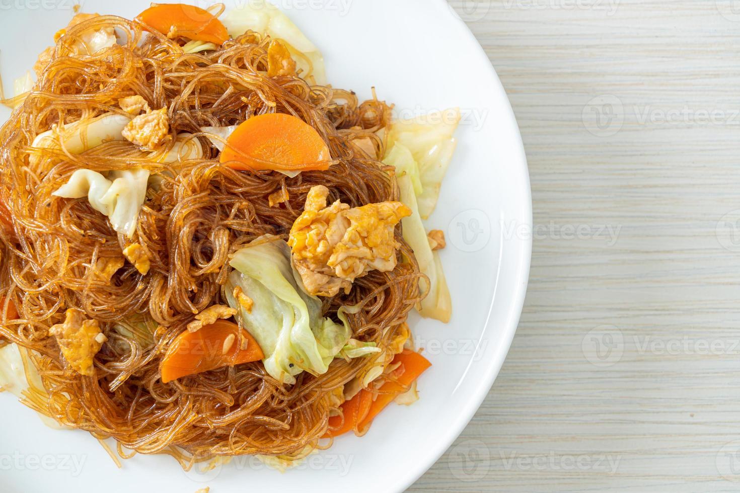 stekt vermicelli med kål, morot och ägg - vegansk matstil foto