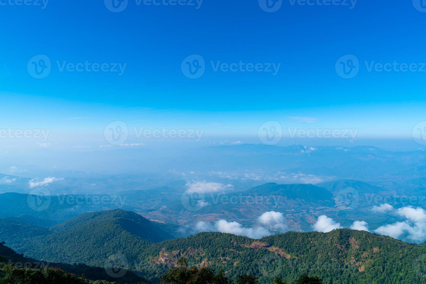 vackert bergskikt med moln och blå himmel på kew mae pan natur spår i Chiang Mai, Thailand foto