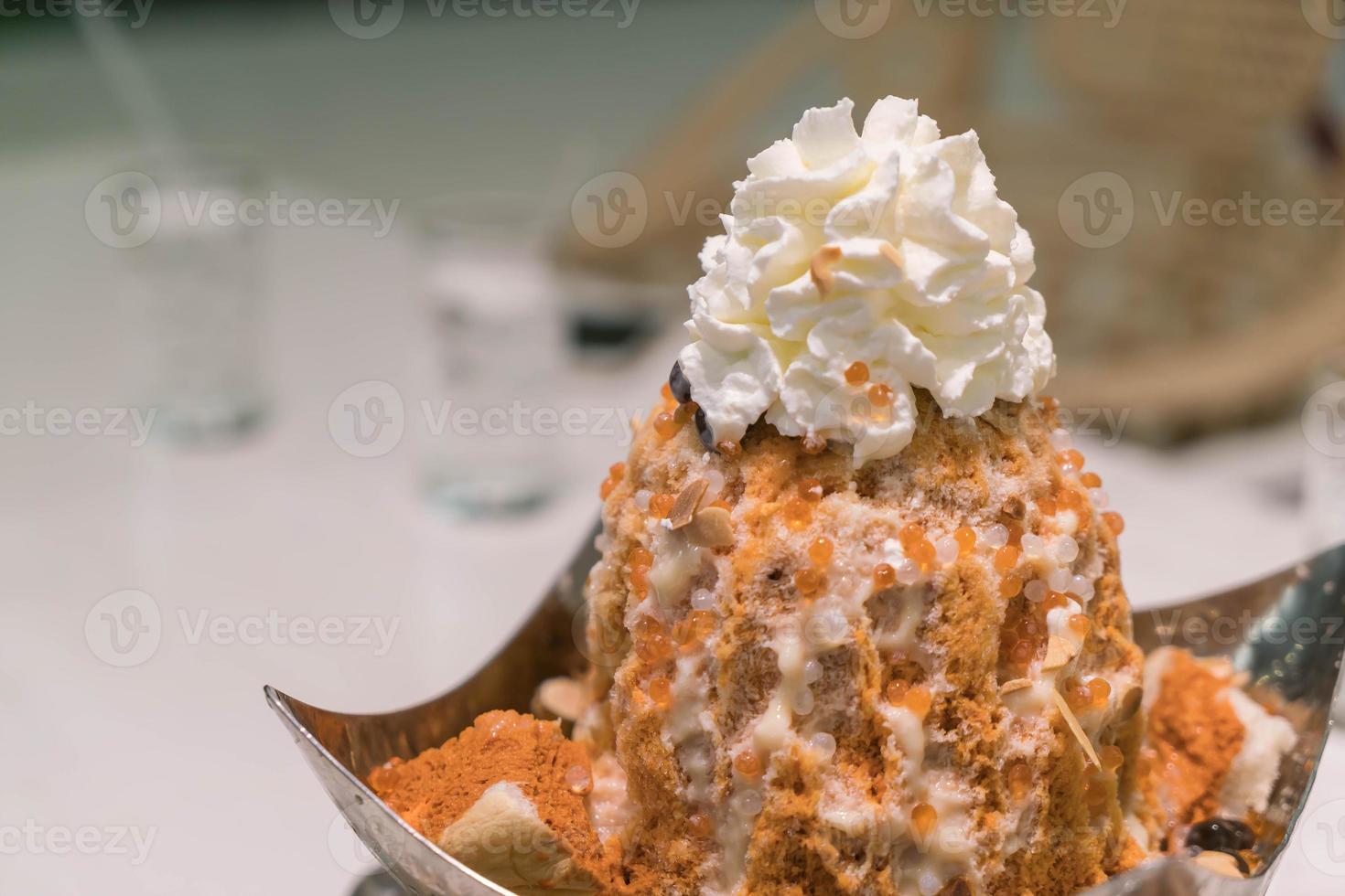 mjölk rakad is med gelé och vispad grädde - dessert foto