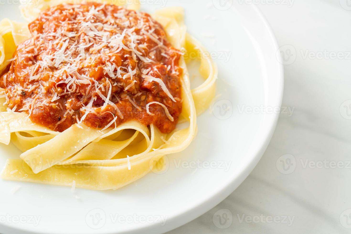 fläskbolognese fettuccinepasta med parmesanost - italiensk matstil foto