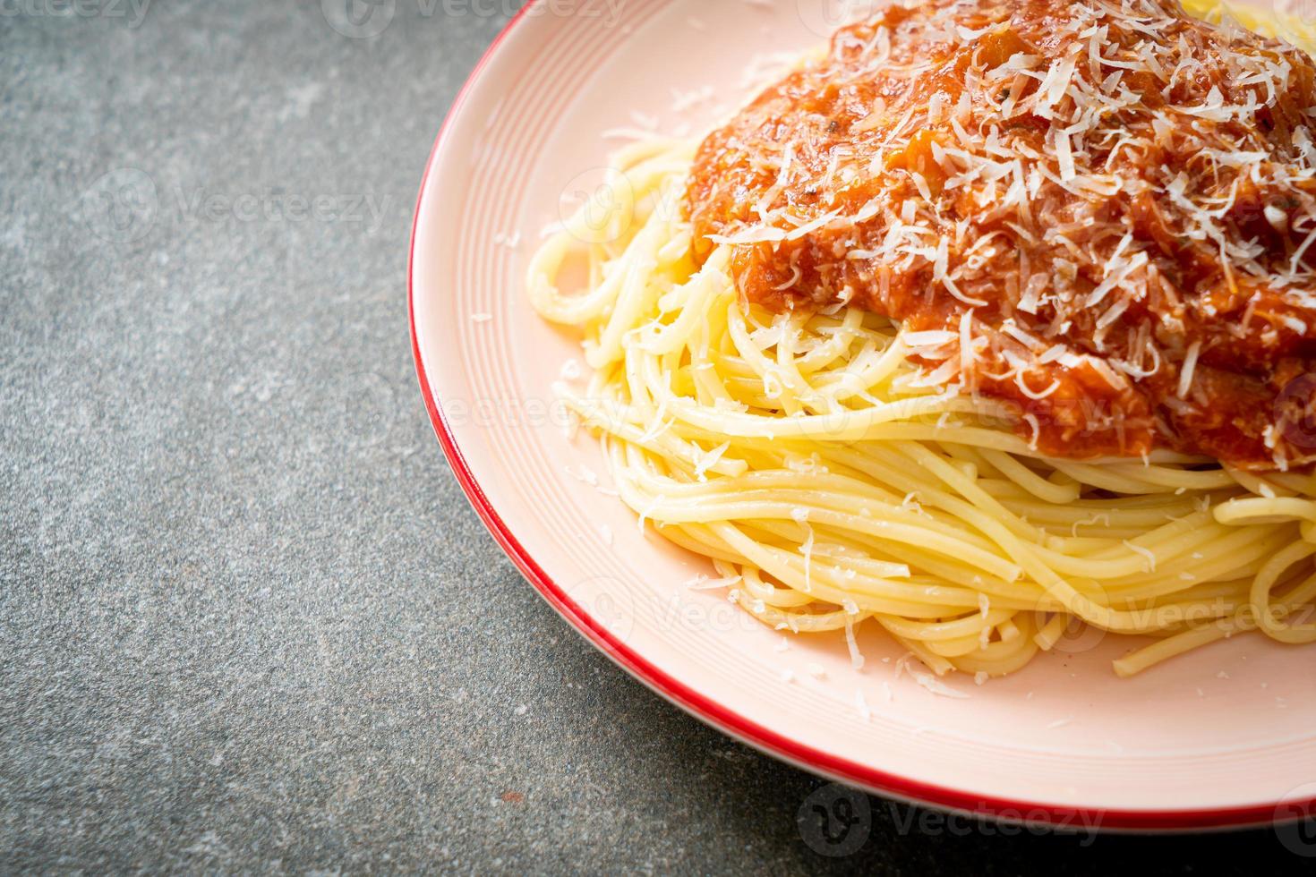 fläskbolognesespaghetti med parmesanost - italiensk matstil foto