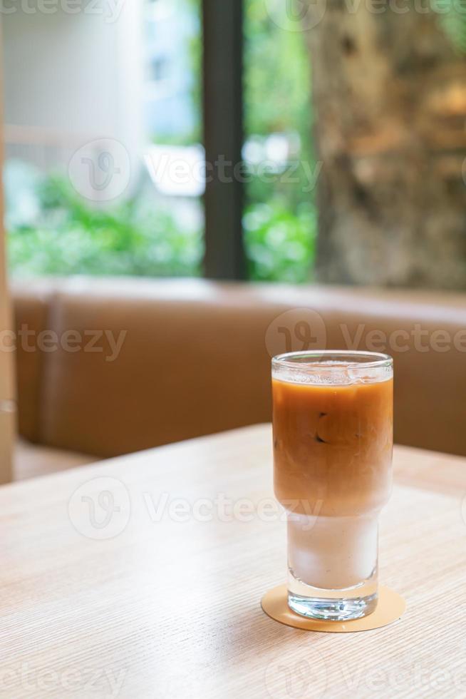 iced latte kaffeglas i kafé och restaurang foto